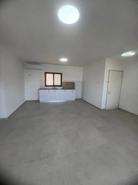 דרושים דירה שתיכנסו אליה ותרגישו בבית מהרגע הראשון? זו ההזדמנות שלכם! דירת 3 חדרים משופצת, מוארת ונעימה בבניין מטופח ושקט כניסה ב־1.9 הדירה מגיעה ריקה מריהוט – כדי שתוכלו לעצב אותה בדיוק כמו שאתם אוהבים. זו דירה שכיף לחזור אליה בכל יום, במצ באילת