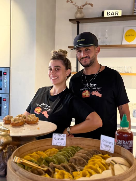 דרושים עובדים לאירועים לקייטרינג שלנו! חנצוק – חוויה אסיאתית כשרה לאירועים אנחנו מחפשים עובדים אנרגטיים, שירותיים ובעלי גישה מעולה לאנשים להצטרף לצוות שלנו! אנשים שמחפשים מקום להתפתח בו במרכז