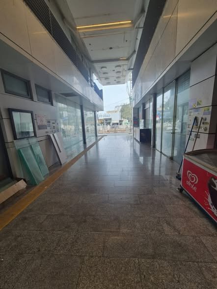 דרושים מקום לעסק שלכם במיקום מרכזי? החנות שלנו בגעתון, כדיוק בפאסד של הרכבת, ממתינה לכם. החנות במשטח של 42 מ