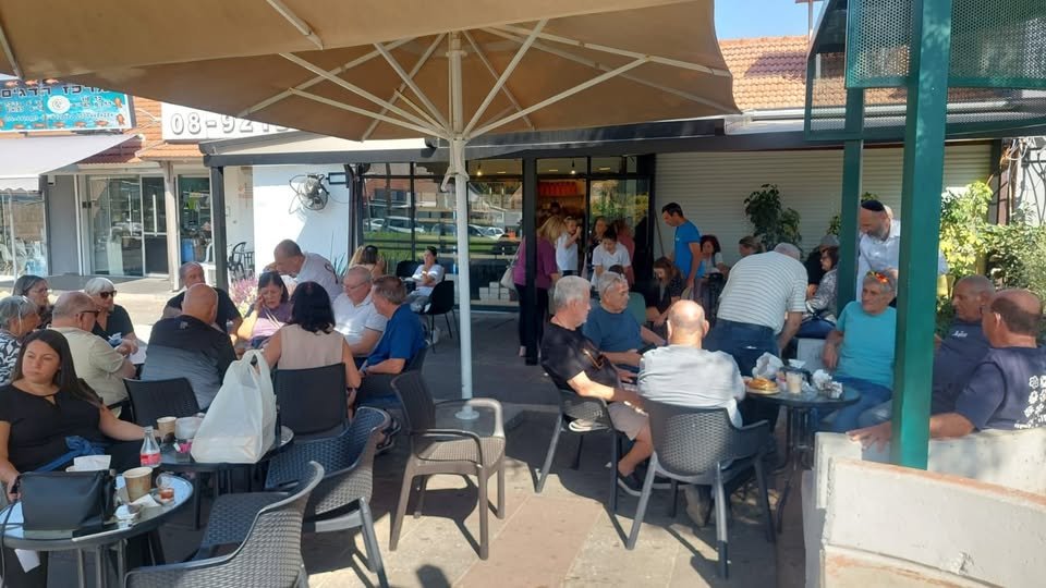 דרושים עובדי ייצור לקונדיטוריה / בית קפה משפחתי בבאר יעקב! אם אתם מחפשים עבודה בסביבה משפחתית ומהנה, יש לנו בדיוק מה שאתם צריכים! מיקום: קונדיטוריית 