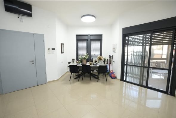 דרוש/ה איכות חיים ברחוב יצחק ולבר מגרש 500 בנוי 185 בונוס למבני עניין יחידת דיור 65 מטר עם כניסה נפרדת מפלס 1 משופצת ומרשימה הנכס נהנה מנגישות מלאה וממוקם בסביבה שקטה קרוב לבתי ספר וגנים. וילה מיוחדת לאנשים שמחפשים איכות חיים ברחוב יצחק ולב בבאר שבע