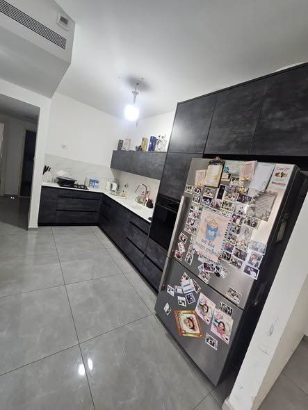 דרושים דירה מרווחת, משודרגת ובמיקום שמרכז לכם הכול ליד הבית? הדירה הזאת שווה לכם להכיר 5 חדרים מרווחים יחידת הורים גדולה ומפנקת במיוחד מטבח משודרג ויפהפה עם שפע של מקומות אחסון מרפסת שמש עם נוף פתוח ומרהיב מיזוג מרכזי בכל הבית 3 חדרי שירותי