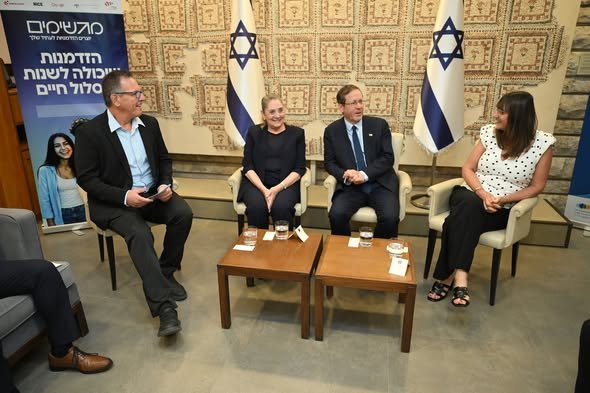 דרושים מדריכים ומדריכות לתוכניות הטכנולוגיות שלנו. זו הזדמנות לצבור ניסיון מקצועי אמיתי כבר במהלך התואר: להדריך ולהוביל בני ובנות נוער מצטיינים, לעמוד מול קהל, להתמודד עם אתגרים ולפתח מיומנויות שמעסיקים באמת מחפשים. אם גם אתם רוצים שעבודת ה ברחובות