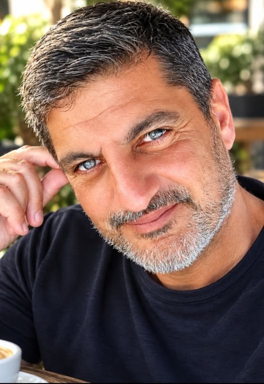 דרוש/ה מהשני? והנה מחשבה קצת מחוץ לקופסה: אולי המטרה היא לא להחזיר את הזוגיות שהייתה. אולי צריך לבנות זוגיות חדשה. כזו שמתאימה לשני האנשים שאתם היום, ולא לשני האנשים שהייתם לפני 10, 15 או 20 שנה. לפעמים לא צריך למהר להיפרד. ולפעמים גם לא נכון בזכרון יעקב